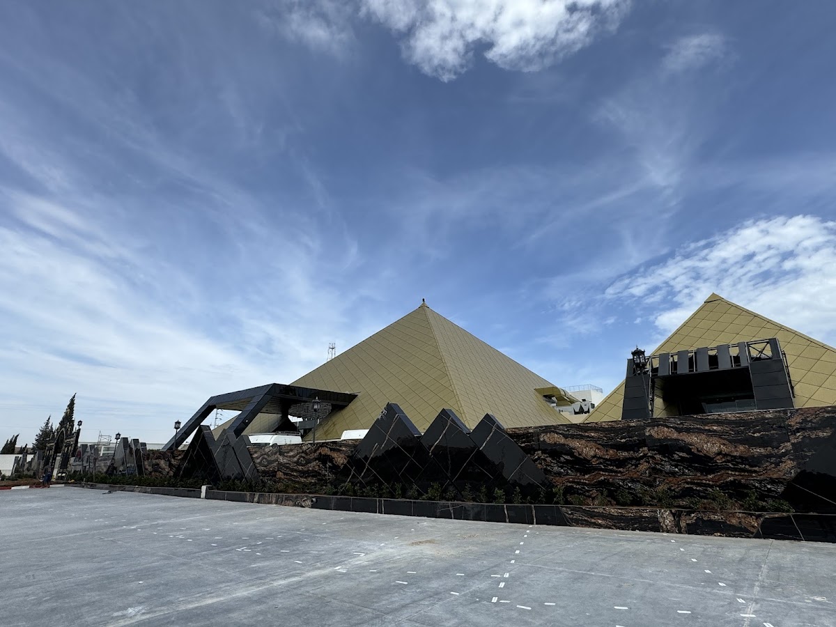 Les Pyramides